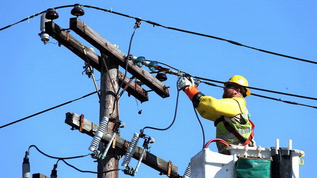 A worker repairs electrical lines as Long Islanders continue their cleanup efforts in the aftermath of Superstorm Sandy in Plainview, N.Y.