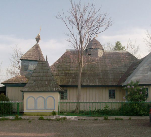 biserica-de-lemn-din-macareuca