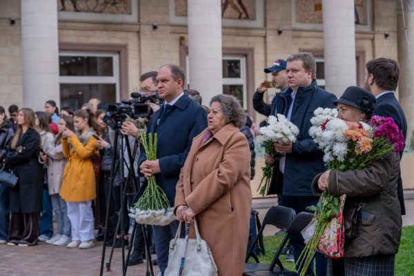 photo_5197673691549404302_y