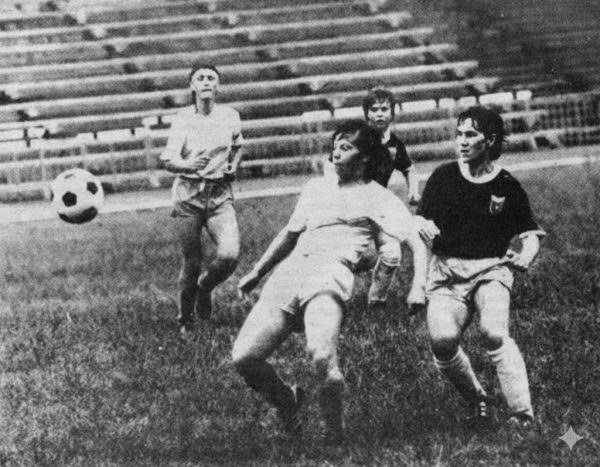 27 mai 1990. Chișinău. Stadionul Dinamo. Secvență de la meciul Codru – Skorohod Leningrad, 1-1. Foto: Vadim Caftanat 