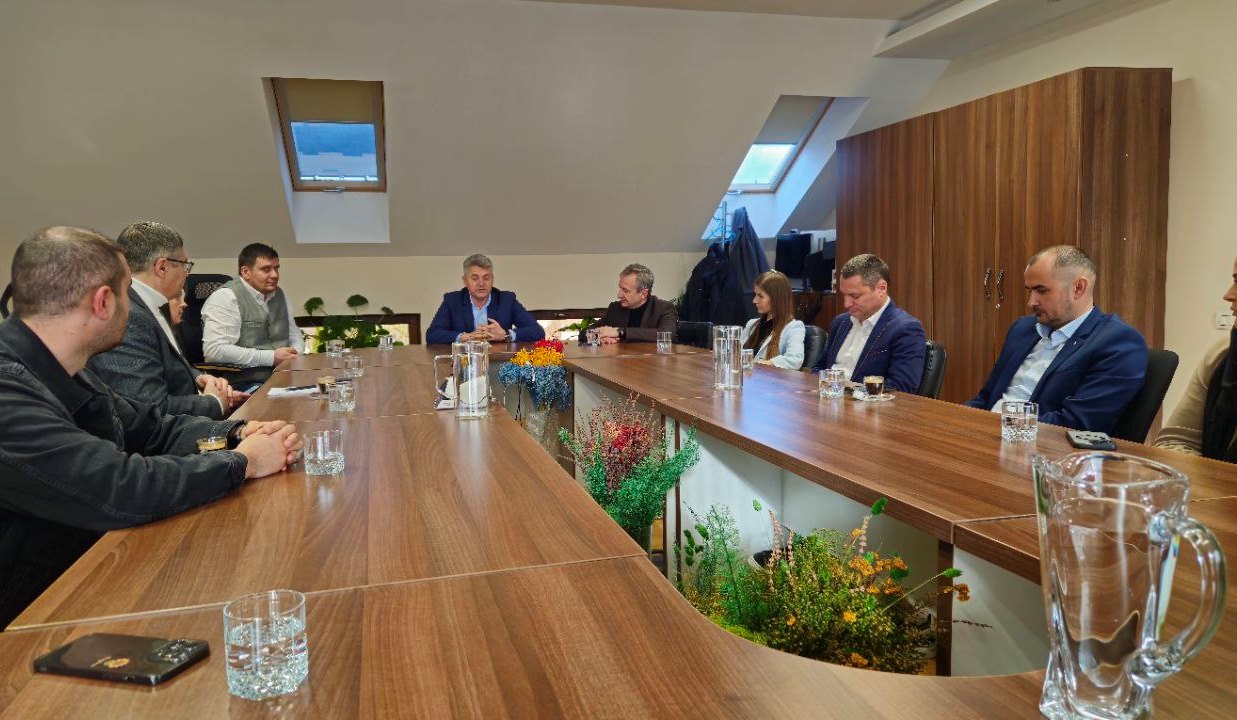 photo_5278380525091490622_y