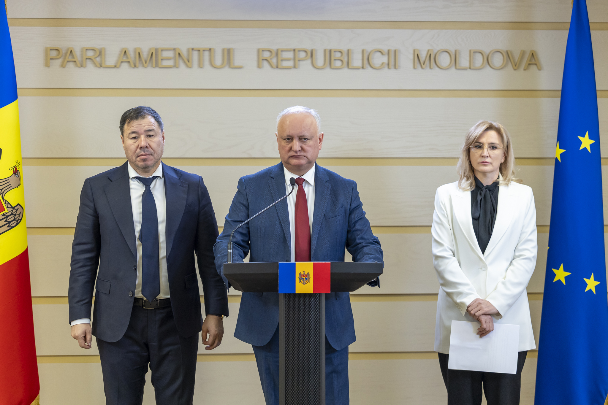 001-briefing-parlament