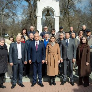 photo_5319122846854353630_y