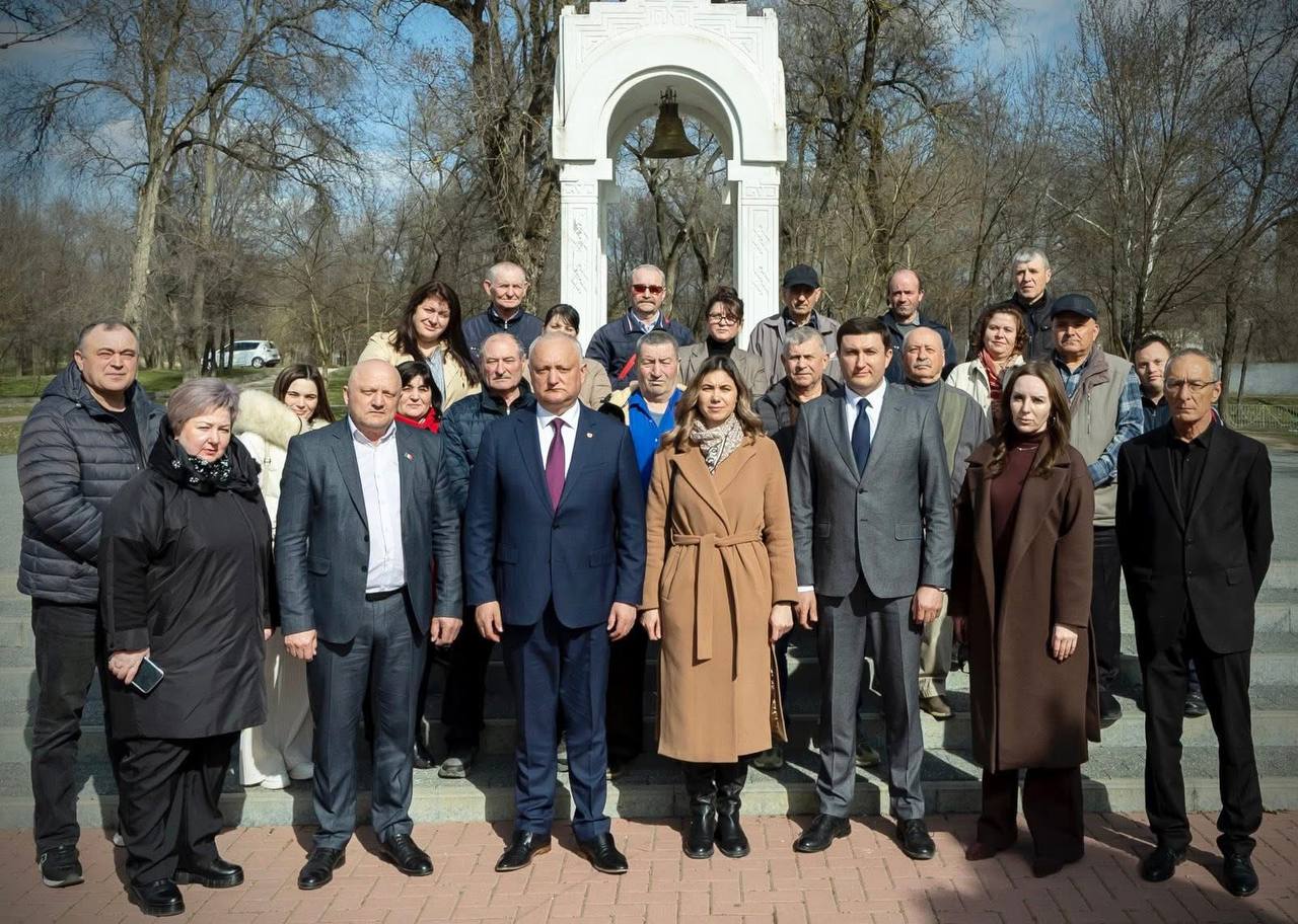 photo_5319122846854353630_y